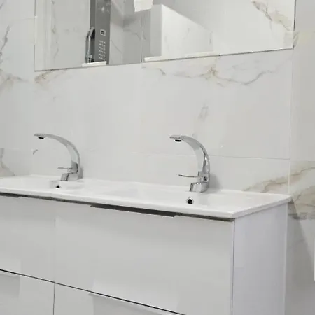 D Апартаменты *